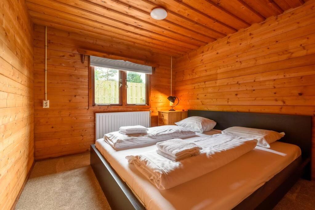 Spacious Wooden Cottage With Infra-Red Sauna At Veluwe Putten Dış mekan fotoğraf