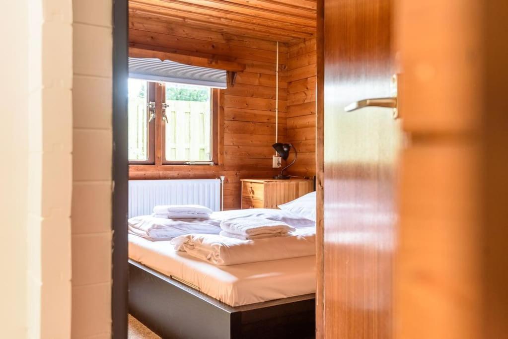 Spacious Wooden Cottage With Infra-Red Sauna At Veluwe Putten Dış mekan fotoğraf